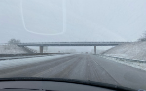 Neige et verglas en Seine-Maritime : deux voitures dans le fossé, trois personnes blessées 