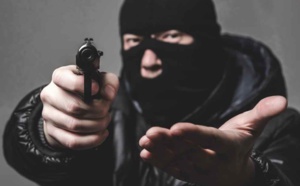 Hold-up dans un bar-tabac du Havre : le malfaiteur vêtu de noir, cagoulé et armé repart avec la recette