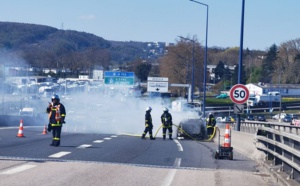 Une voiture en feu sur le pont Flaubert à Rouen : circulation perturbée vers la rive droite