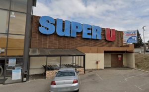 Eure : l'abri des caddies s'enflamme et embrase la façade du Super U, à Evreux 