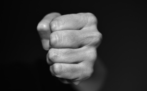 Eure : Il est placé sous contrôle judiciaire pour avoir frappé son compagnon à Gravigny 