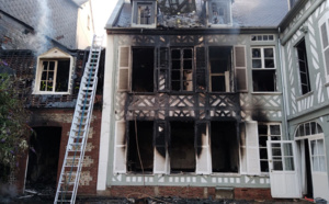 Seine-Maritime : les sapeurs-pompiers interviennent pour un feu dans un immeuble à Eu 