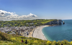 Un homme bloqué par la marée sur un rocher à 200 m du rivage, à Étretat