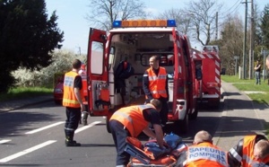 La voiture s'encastre sous un camion-benne et prend feu : la conductrice est tuée