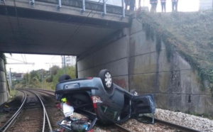 Une voiture tombe sur les voies SNCF à Saint-Aubin-lès-Elbeuf : le conducteur est blessé légèrement