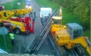 La rambarde du pont SNCF arrachée par le bras mal replié d'une pelleteuse