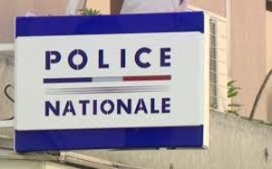 Il frappe la femme qui l'hébergeait et lui arrache la canule qui l'aide à respirer