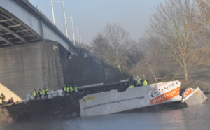 Pont de l'Arche : le 44 tonnes défonce le parapet du pont et fait un vol plané de 20 mètres