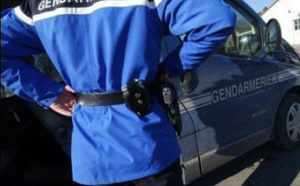 La fermeture du centre commercial d'Etalondes sous la protection des gendarmes