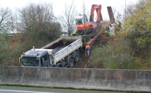 Un poids lourd et son chargement en fâcheuse posture sur l'A13