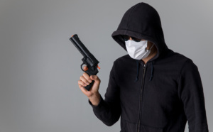 Le braqueur du Café des Sports à Saint-Pierre-lès-Elbeuf refoulé à coups de bouteilles par des clients  