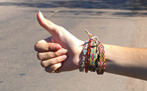 L'auto-stoppeuse à la jambe dans le plâtre s'empare de la Twingo de l'automobiliste