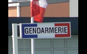 Il vient à la gendarmerie ivre au volant de sa voiture et alors que son permis est annulé