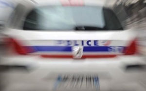 Course poursuite entre une voiture de police et ...une voiturette sans permis