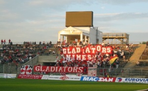Confontation violente entre des supporters nîmois et la police lors d'un match au Havre
