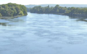 Pollution : des nappes blanchâtres constatées à la surface de la Seine entre les Yvelines et l'Eure