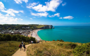 Une randonneuse chute mortellement de la falaise à Étretat, en Seine-Maritime