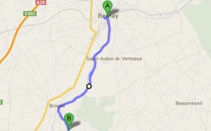 Le jeune homme nu comme un ver vient frapper à sa porte...