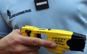 Pour le calmer, les gendarmes font usage de leur pistolet à impulsion électrique