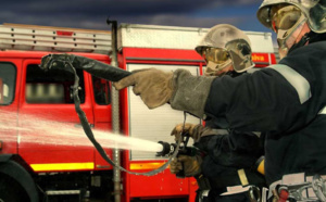 Les sapeurs-pompiers ont éteint le feu de voiture à l’aide d’une lance - illustration @ Adobe Stock 
