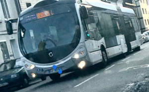 Un conducteur de bus et deux contrôleurs agressés et blessés par un passager près de Rouen 