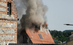 Les sapeurs-pompiers mobilisés sur un feu de combles à Arques-la-Bataille près de Dieppe