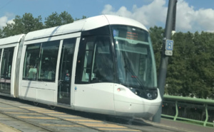 Une voiture de police, arrêtée sur les rails, emboutie par un tram près de Rouen : deux blessés 
