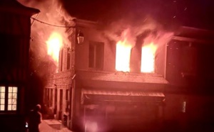Comme on peut le voir sur cette photo du @Sdis76 le premier étage était entièrement la proie des flammes à l’arrivée des sapeurs-pompiers 