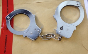 Près de Rouen : une prostituée braquée, menottée et bâillonnée à demi-nue sur son lit par un étrange client 