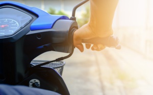 A Rouen, un scooter percute un véhicule en stationnement, deux blessés graves