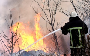 Feu de broussailles à Cléon : une cinquantaine d'enfants et d'adultes évacués d'un centre de loisirs
