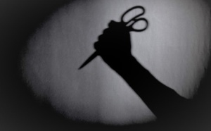 A Rouen, il frappe sa conjointe à la poitrine avec une paire de ciseaux