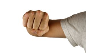 Évreux. Alcoolisé, il frappe sa sœur au visage et s’en prend à un cousin qui s’interpose 