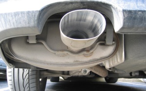 Yvelines. Allongé sous une voiture, le voleur découpait le pot catalytique en pleine nuit à Versailles