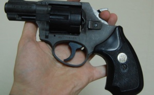 Différend entre automobilistes : un sexagénaire menace sa victime avec une arme de poing 