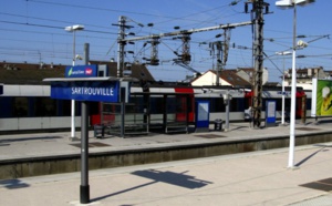 Yvelines : une policière blessée à coup de couteau en portant secours à une personne âgée agressée dans le RER