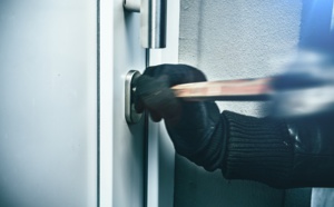 Yvelines. Filmés en train de forcer la porte d'un pavillon à Conflans-Sainte-Honorine