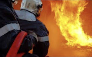 La concession Ford en proie aux flammes à Harfleur, près du Havre 