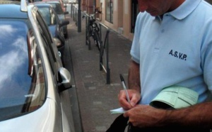 A Versailles, l'automobiliste mal stationné roule sur le pied de l'agent qui l'avait verbalisé