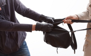 A Rouen, un  voleur de sac à main menace une femme de 71 ans avec un cutter 