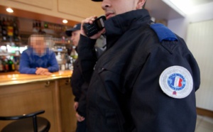 Plaisir : en état d'ivresse, il mord la main d'un policier et frappe le second au visage