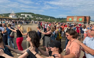 Pari tenu : la chenille humaine de l'Armada bat le record du monde et détrône les Bretons
