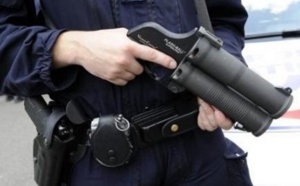 Les forces de l'ordre font usage de leur flash-ball pour s'extraire d'un guet-apens à Chanteloup