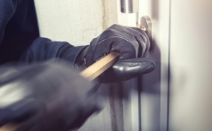 Un individu a été aperçu en train de forcer la porte du gharage - illustration © Pexels 