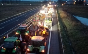 Les agriculteurs amplifient leurs actions et bloquent l'A28 en Seine-Maritime et l'A13 dans l'Eure