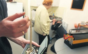 Bernay : une retraitée détroussée de ses bijoux par un faux policier et un pseudo agent des eaux