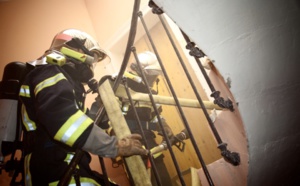 Les sapeurs-pompiers l’ont éteint le feu a l’aide d’une lance à incendie - illustration @ Adobe Stock 