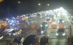 A13 : le péage d’Heudebouville (Eure) paralysé par un feu de voiture ce soir 