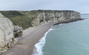 Étretat : une femme blessée à une jambe après une lourde chute dans les éboulis
