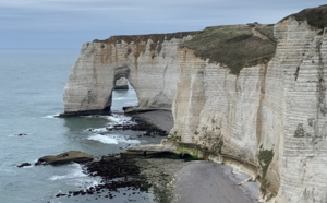 Piégés en pied de falaise par la marée montante à Étretat, cinq promeneurs récupérés par les sapeurs-pompiers 